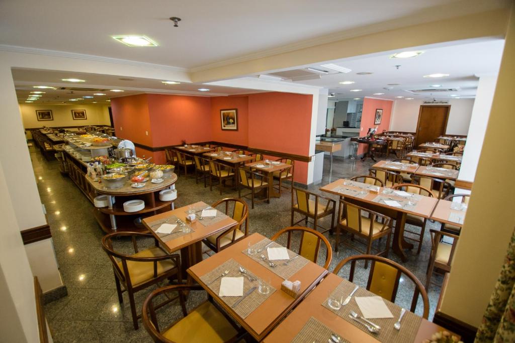 an overhead view of a restaurant with tables and chairs at Hotel OK in Rio de Janeiro