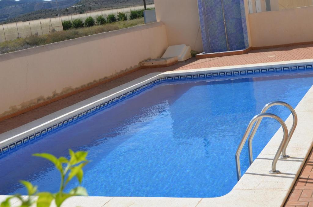 una piscina con vistas a un edificio en Villa Cristal II 3308 - Resort Choice, en Los Nietos