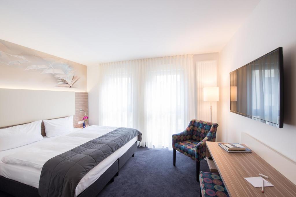 TV a/nebo společenská místnost v ubytování Book Hotel Leipzig