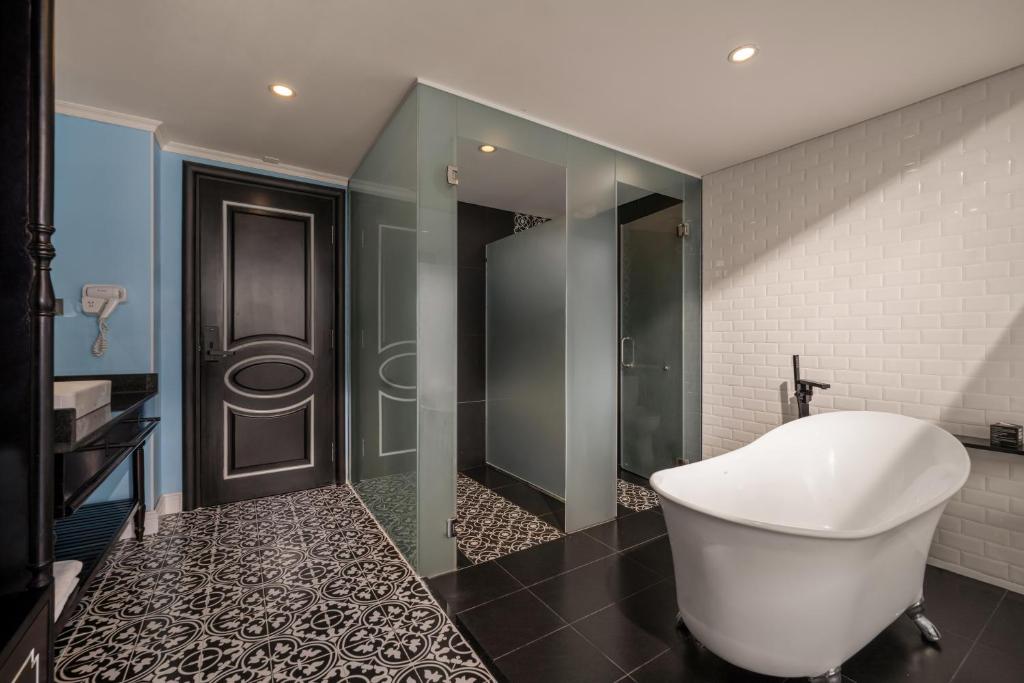 Phòng Deluxe Giường Đôi Có Ban Công Và Bồn Tắm - Tầm Nhìn Ra Thành Phố
