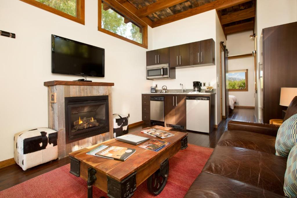 TV a/nebo společenská místnost v ubytování Fireside Resort