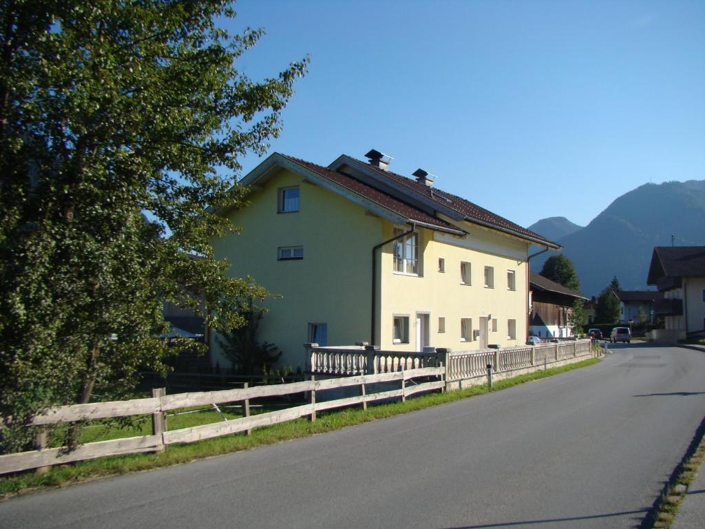 ein weißes Haus am Straßenrand in der Unterkunft Ferienwohnung Köchl in Münster