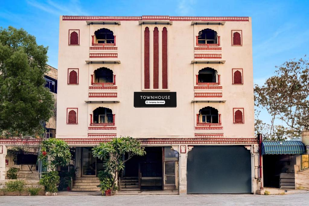 an old building with an american flag at Townhouse Chandpole Metro Station Formerly Hotel Raghuraj Palace in Jaipur