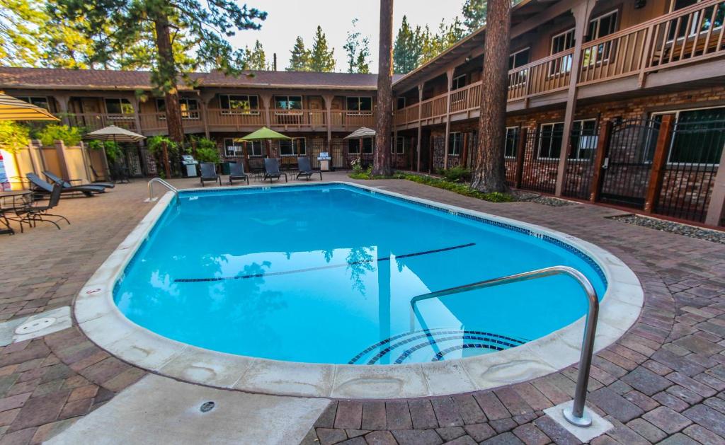 Bazén v ubytování The Lodge at Lake Tahoe nebo v jeho okolí