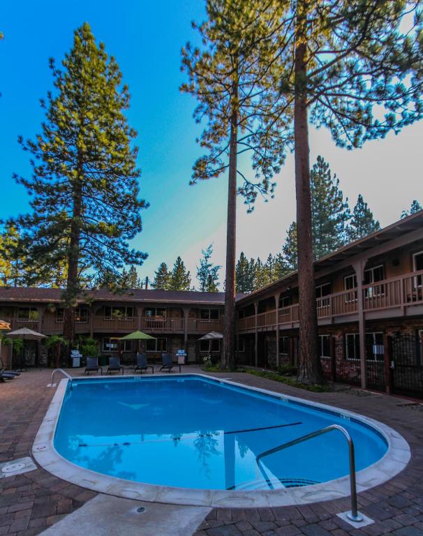Bazén v ubytování The Lodge at Lake Tahoe nebo v jeho okolí