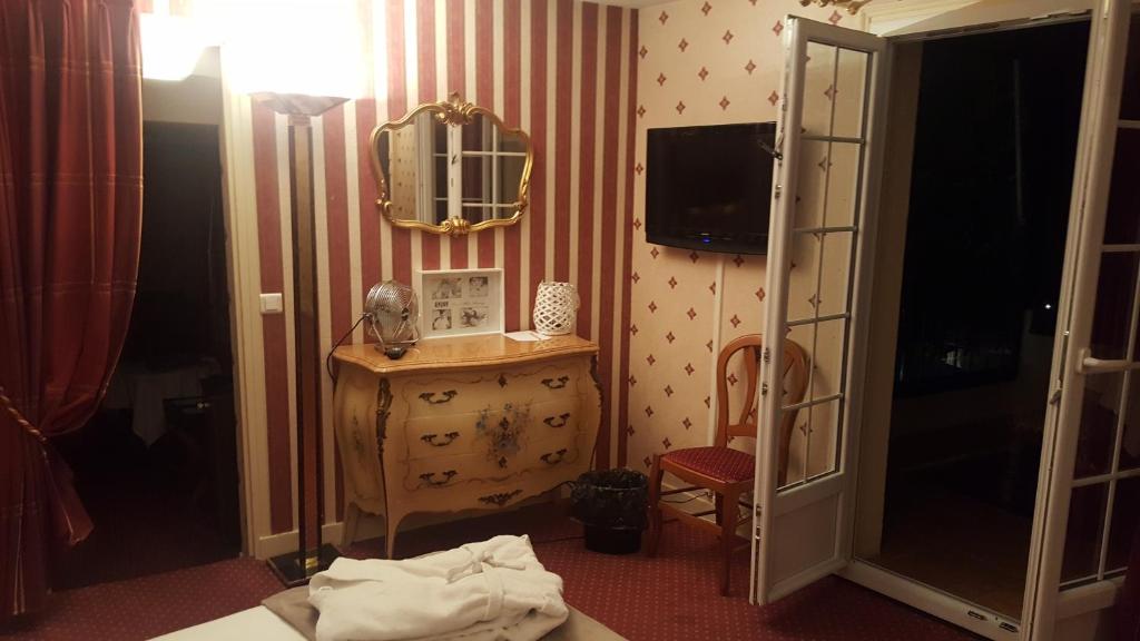 LOGIS - Hôtel & Restaurant Le Gonfalon - Double Room With Lake View