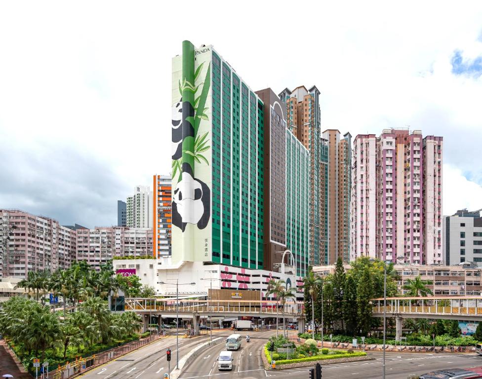 ein großes Gebäude mit einem Tier an der Seite in der Unterkunft Panda Hotel in Hongkong