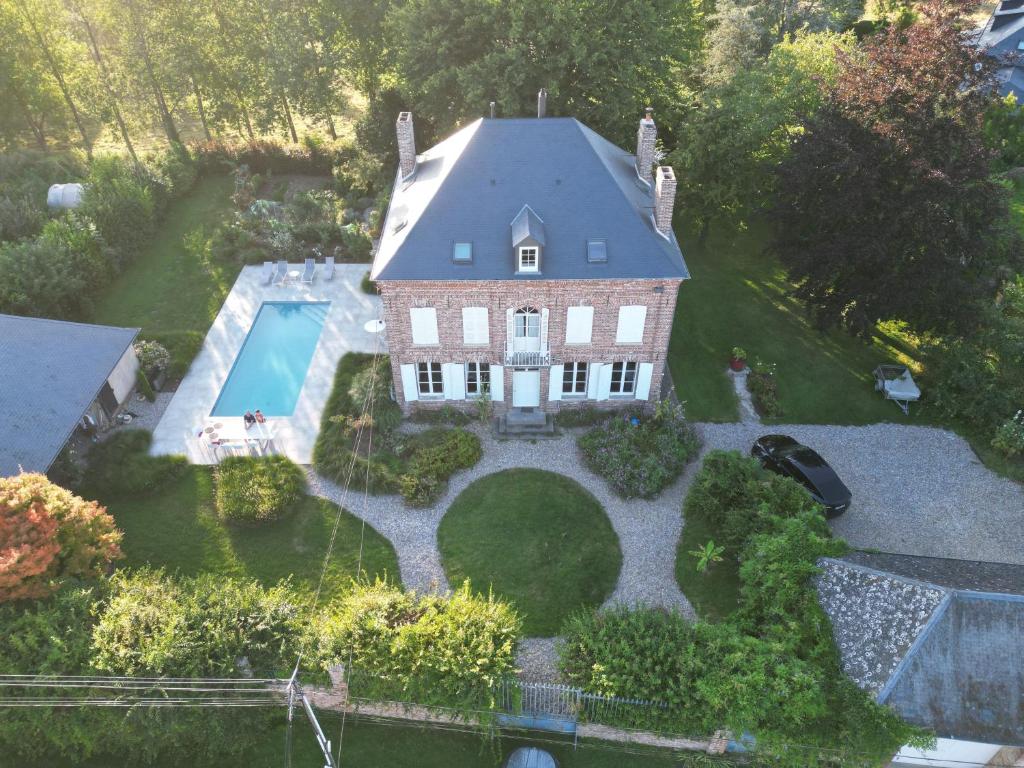 an aerial view of a house with a swimming pool at La Charmeraie d'Aumâtre in Aumâtre