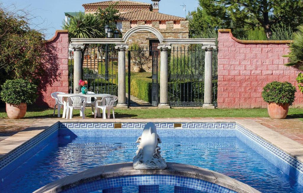 a dolphin in the middle of a swimming pool at Villa Rocio in Setenil