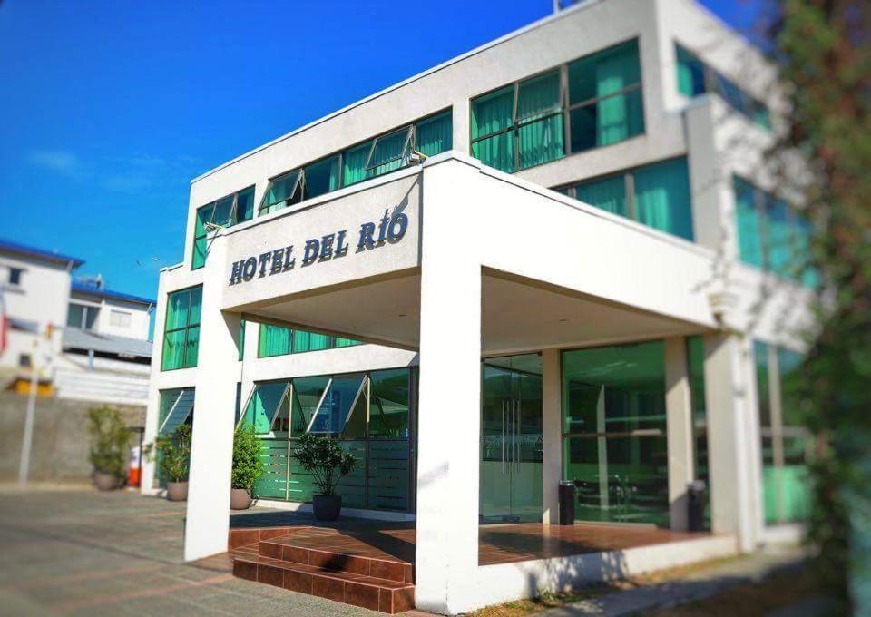 un gran edificio blanco con un cartel. en Hotel Del Rio en Constitución