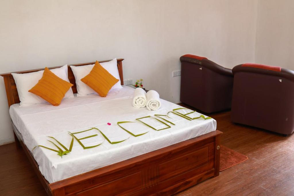 a bed with the word welcome written on it at Cloud 9 Cottages Ella in Ella