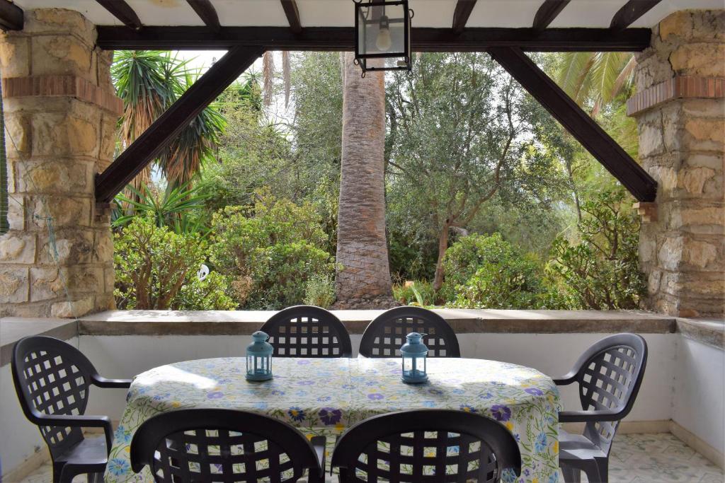 uma mesa com quatro cadeiras num alpendre em Cortijo Don Rodrigo em El Chorro