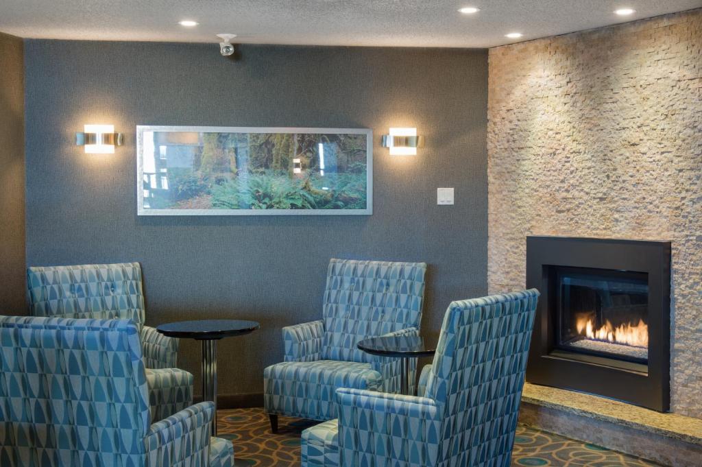 Posezení v ubytování Ramada by Wyndham Kamloops