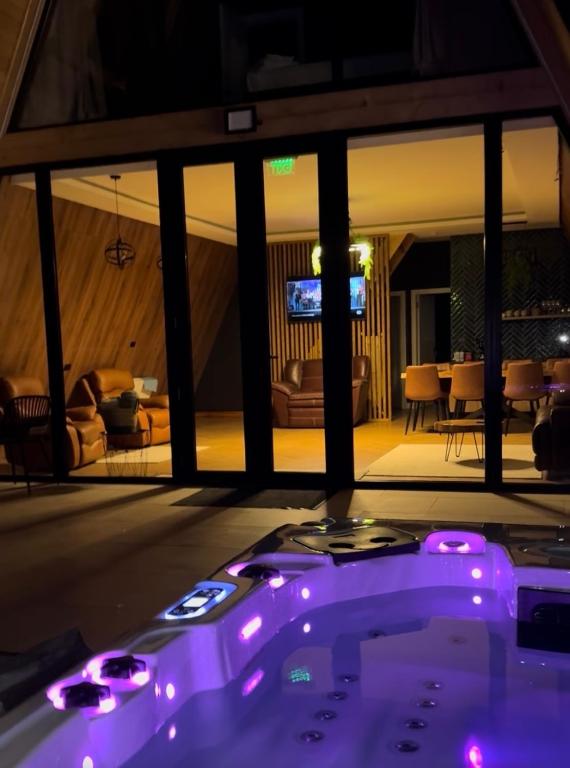 a room with a hot tub in the middle of a living room at Elis Village in Sadova