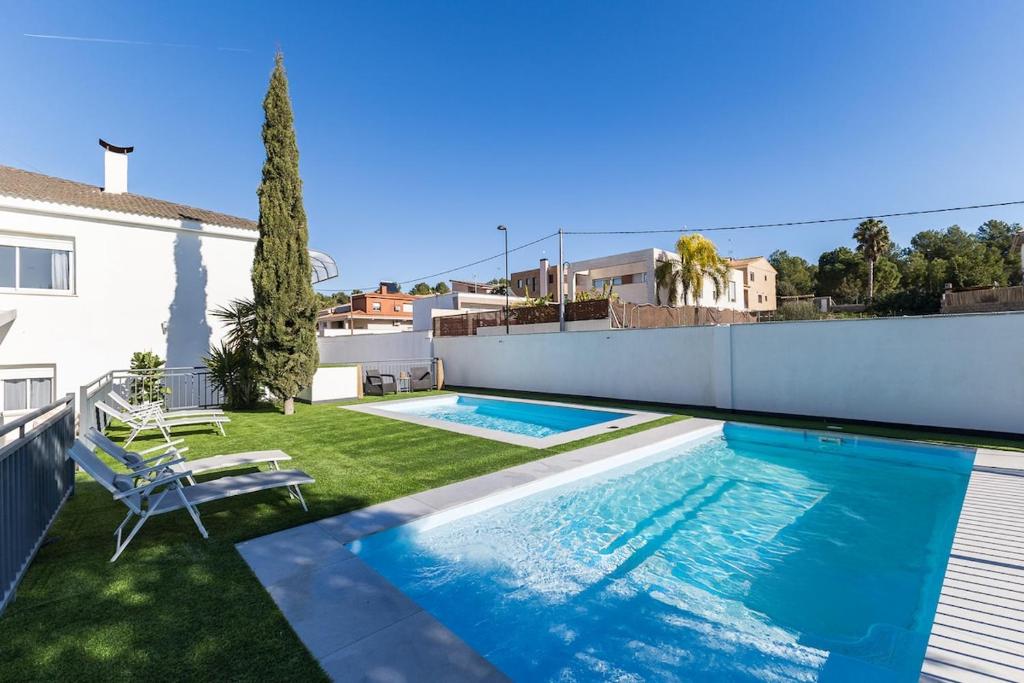 a swimming pool in the backyard of a house at Cielito Lindo Tu hogar temporal con encanto in Torrent