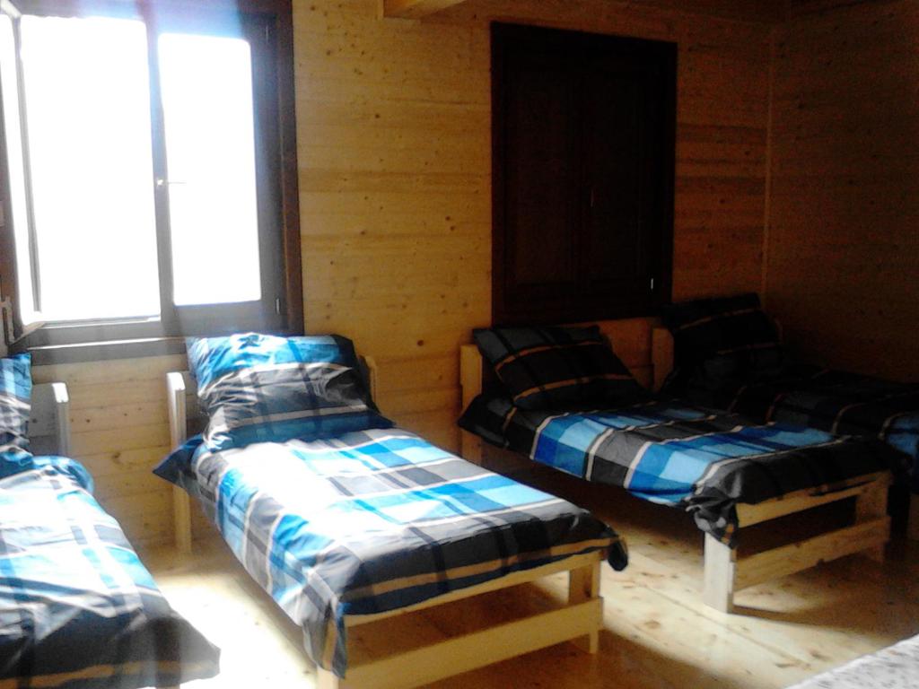 Habitación con 3 camas en una cabaña de madera en Mézes Tanya Bélmegyer, en Bélmegyer