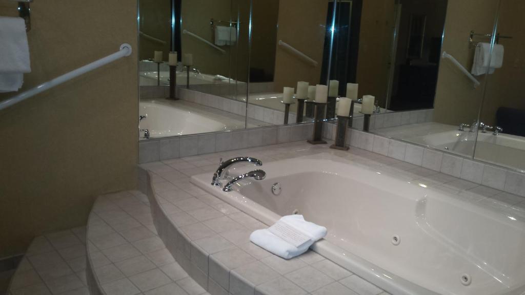 Town & Country Inn and Suites - Suite King De Una Habitación