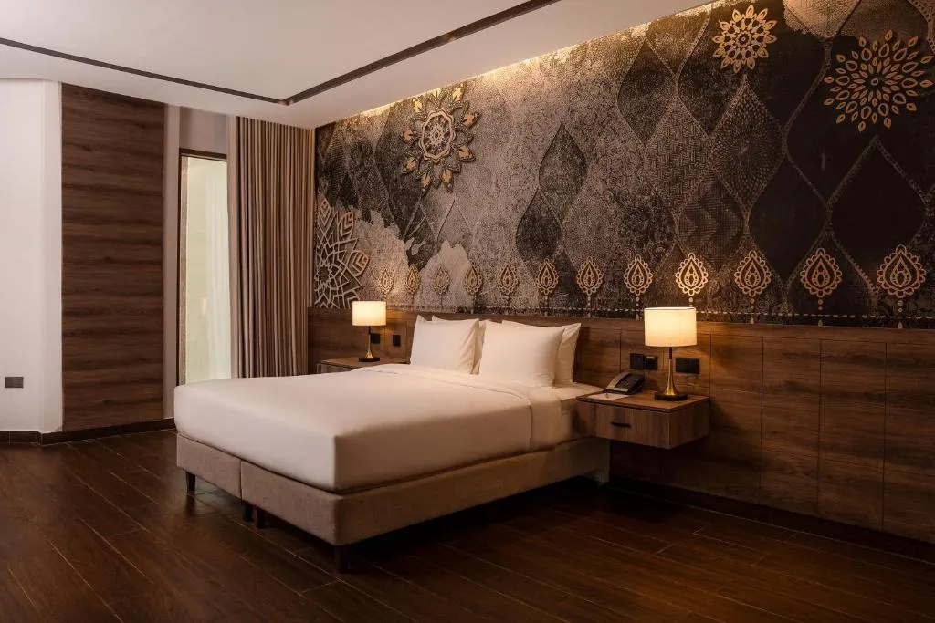Junior Suite - 1 King Bed – Pool View