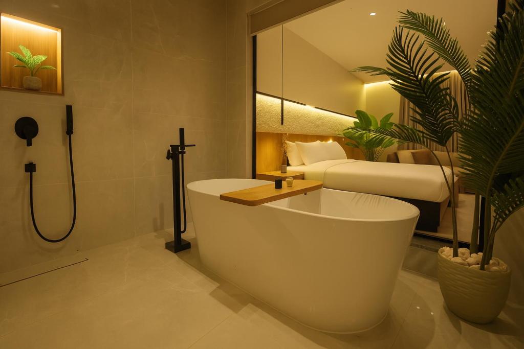 ein Badezimmer mit Badewanne und ein Schlafzimmer in der Unterkunft Royal Regency Hotel in Kairo
