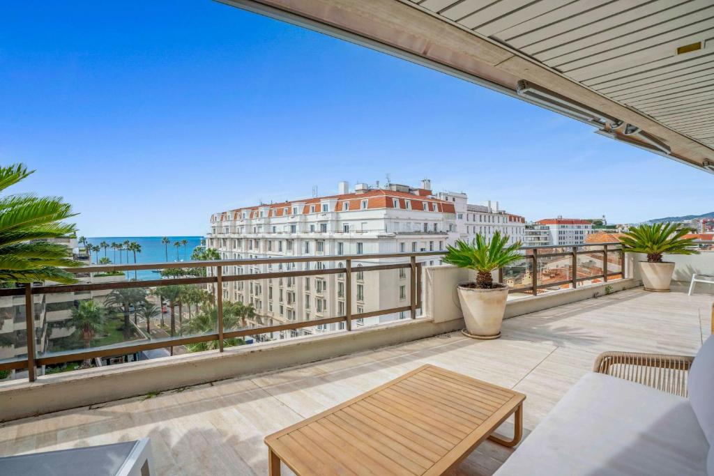 REF 1244 - Cannes Back Croisette - Sea view apartment for rent