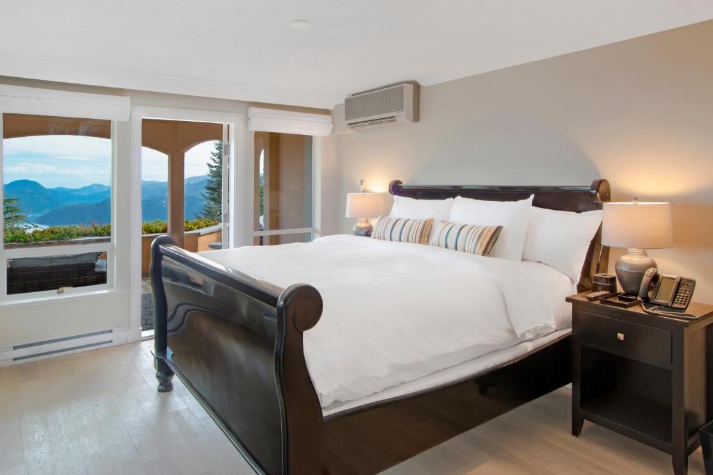 Postel nebo postele na pokoji v ubytování Villa Eyrie Resort