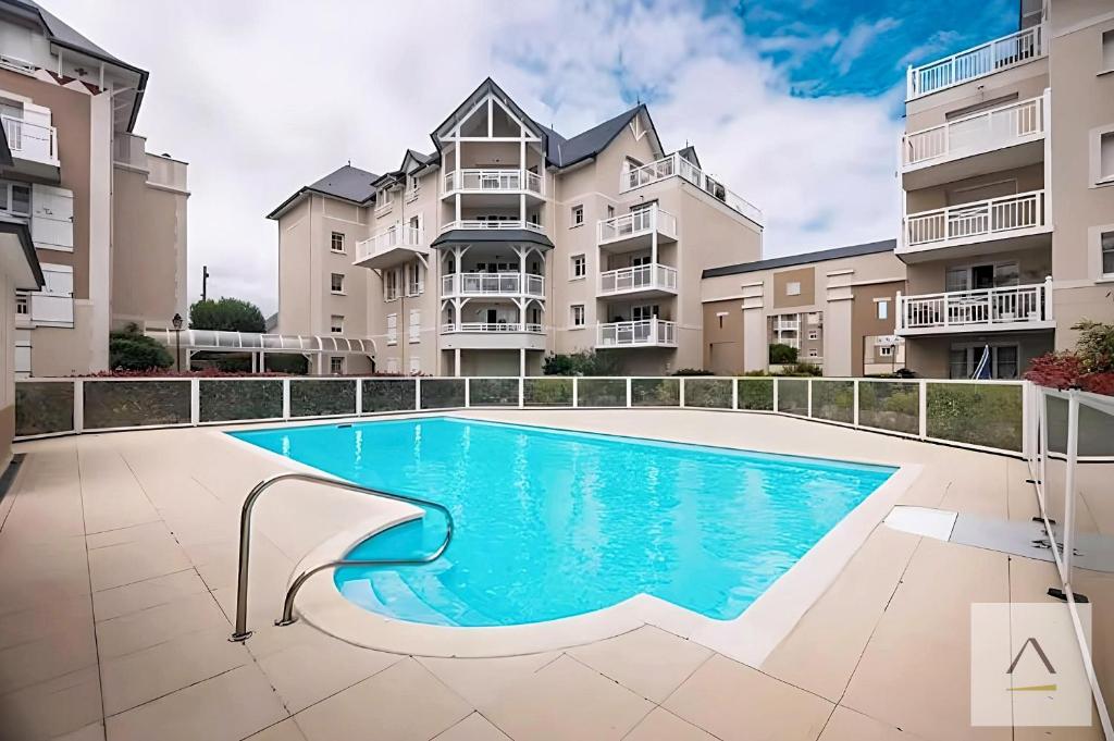 una piscina di fronte a un condominio di Le Prieuré a Dinard