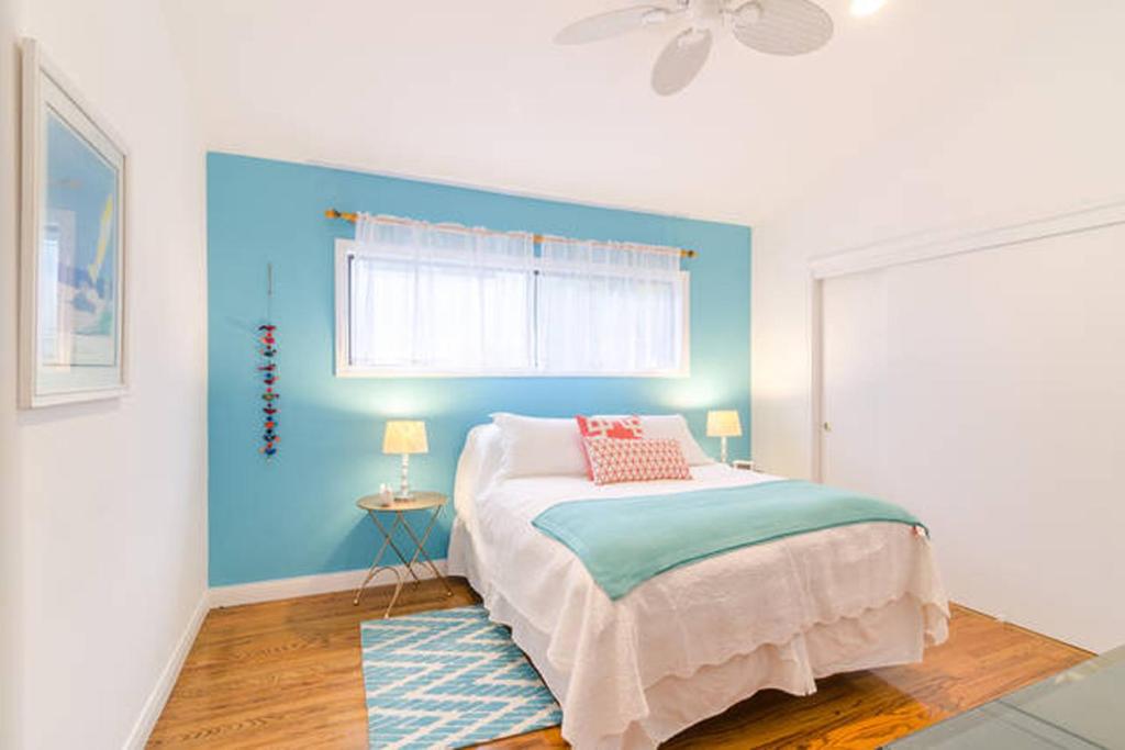 Un pat sau paturi într-o cameră la Malibu Private Beach Apartments