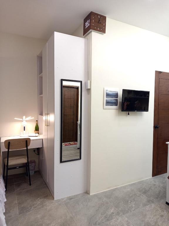 a white room with a desk and a mirror at Viajeros Apartelle in Valencia