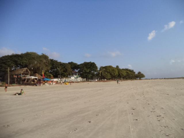 Un gruppo di persone su una spiaggia che fanno volare un aquilone di Chateu Soneca ad Algodoal