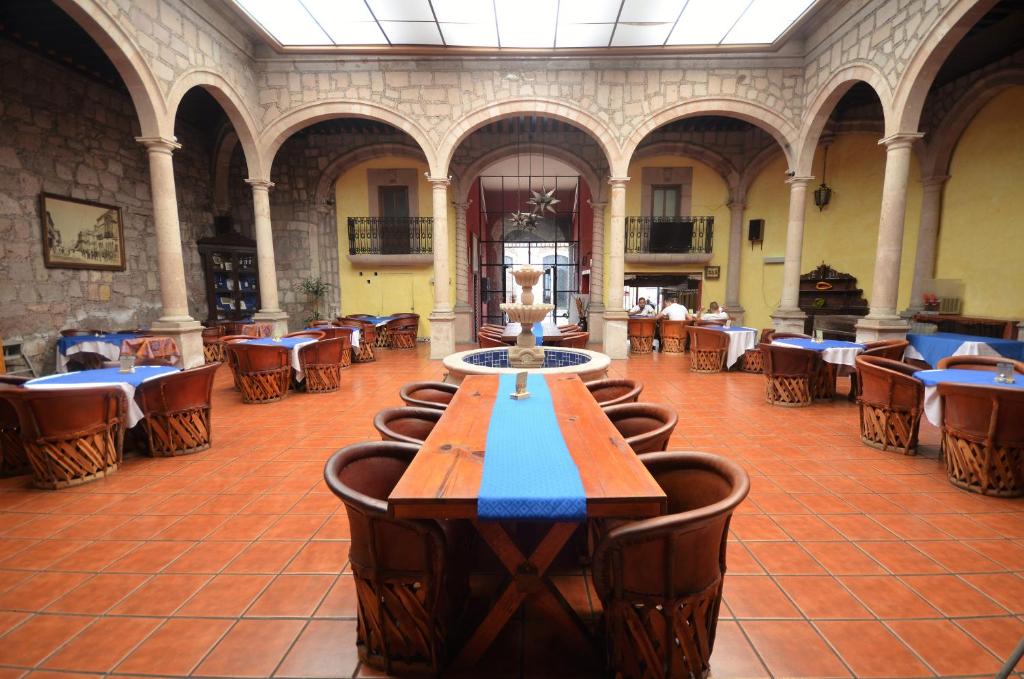 Restaurace v ubytování Howard Johnson by Wyndham Morelia Calle Real
