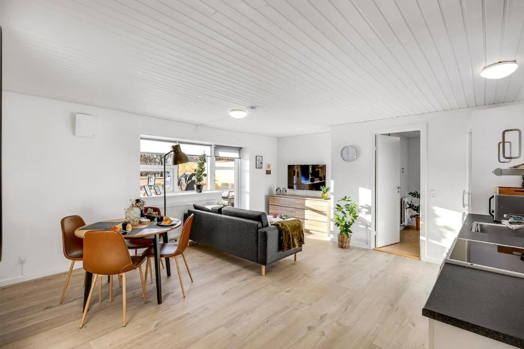 a living room with a table and a couch at FeWo Lille Vidstrup in Vidstrup