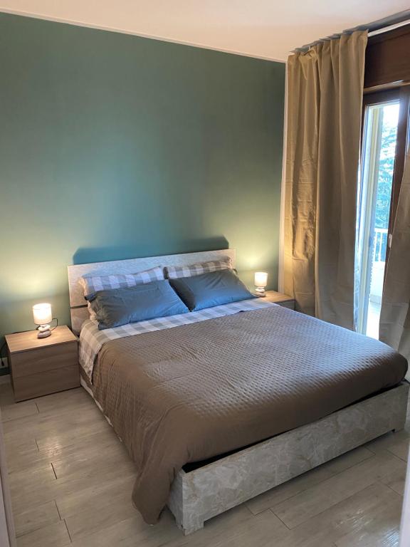 a bedroom with a large bed with two lamps at Appartamento 47 in Novara