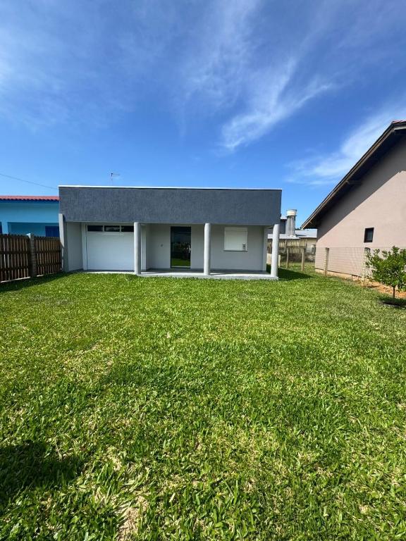 a large yard in front of a house at Casa nova em Torres in Torres