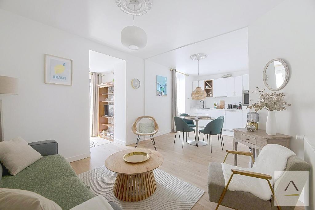 un salon avec un canapé et une table dans l'établissement L'Ecluse, à Dinard
