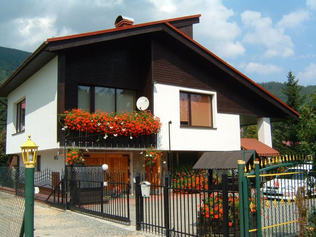 una casa con flores en el balcón en Willa Ewa, en Szczyrk
