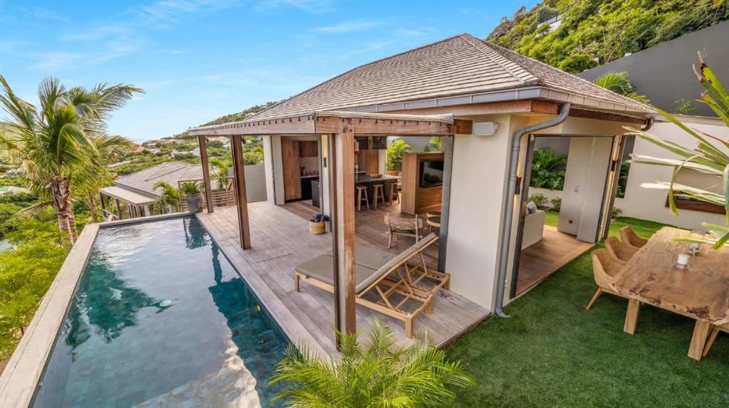 Villa With Bright Atmosphere and Lush Environment