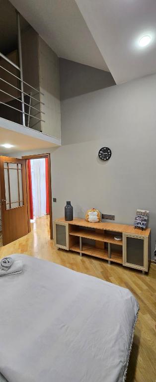 لابی و فضای عمومی LV Apartments - تصویر ۵