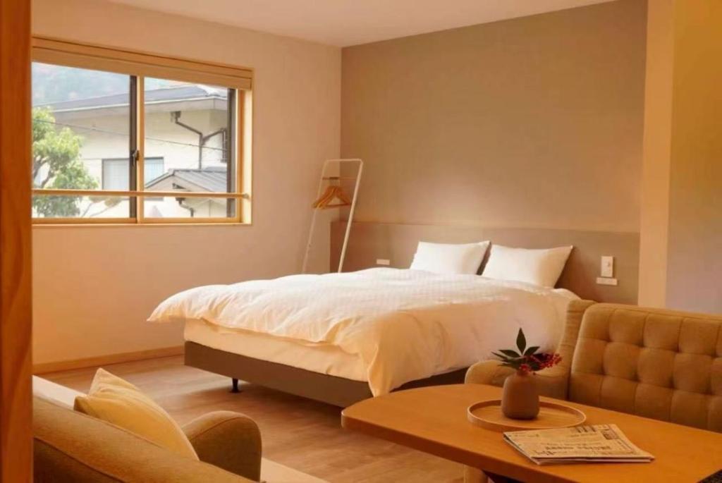 a bedroom with a bed and a window at 小宿 和Nagomi in Kobe