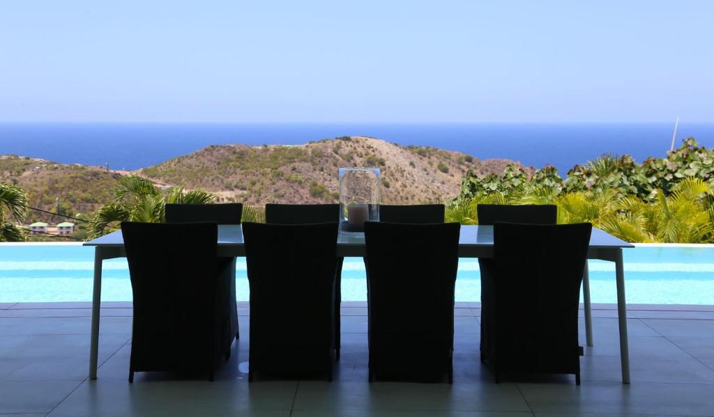 Charming Empathic Villa with Inviting Infinity Pool