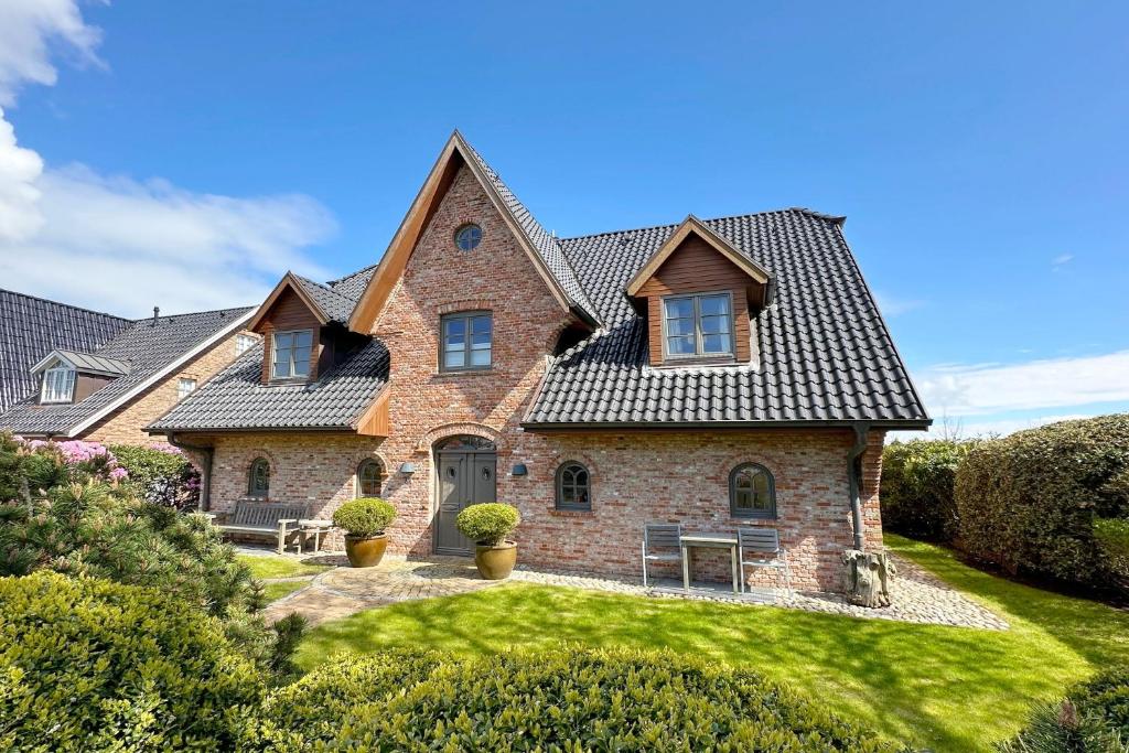 a large brick house with a roof at Ferienhaus Fiete in Tinnum