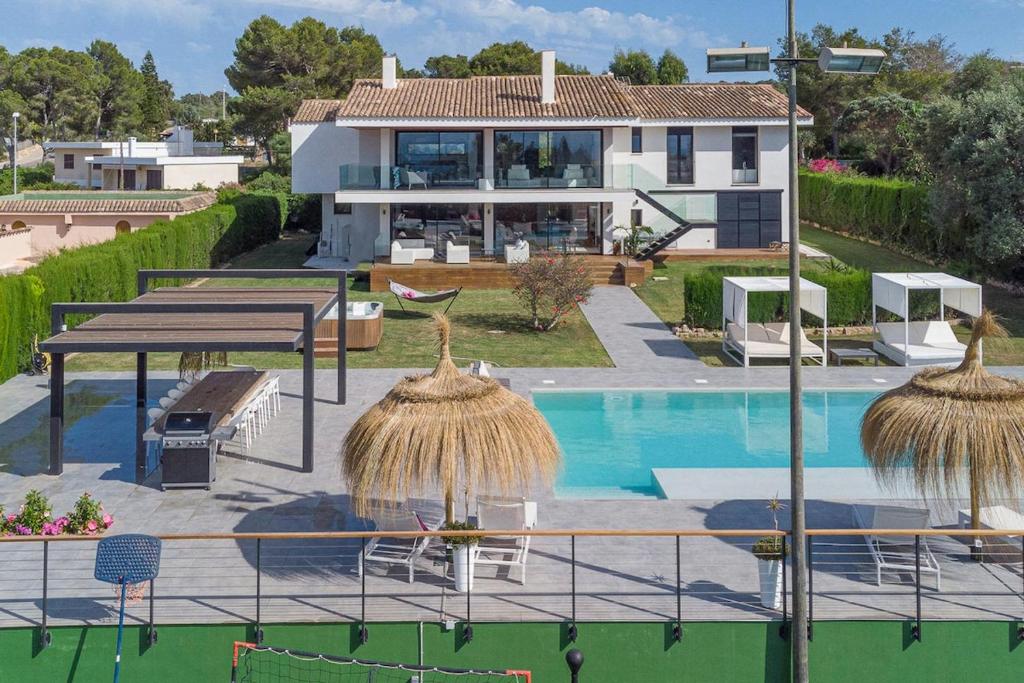 a villa with a swimming pool and a house at Fantástico in Bellavista