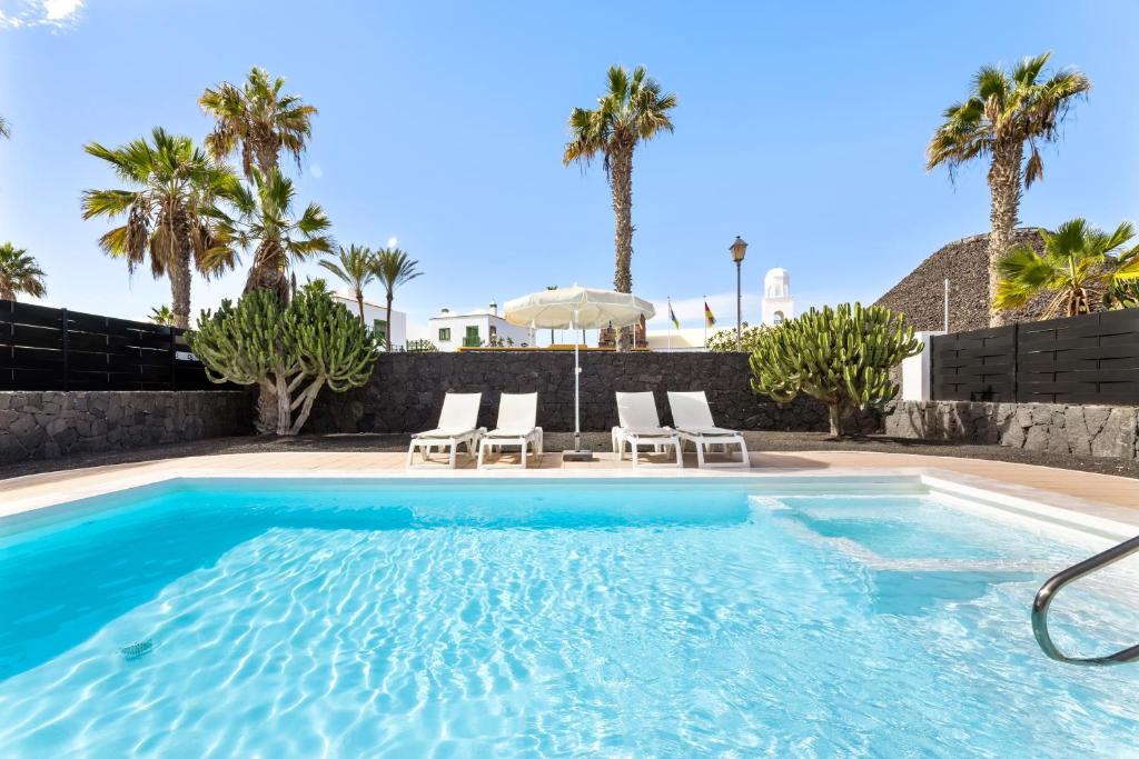 Lanzarote Villa Volcan 10- Private Heated Pool