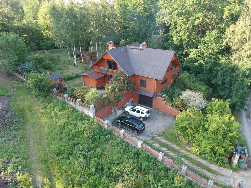 an aerial view of a house with a car parked in front at Chata Górska Sowa, Cały Dom tylko dla Was in Podgórzyn
