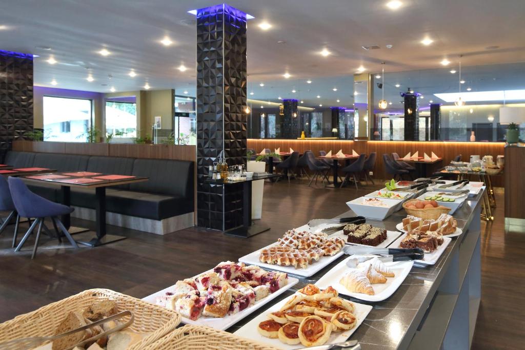 Carlsbad INN hotel & apartments - 9