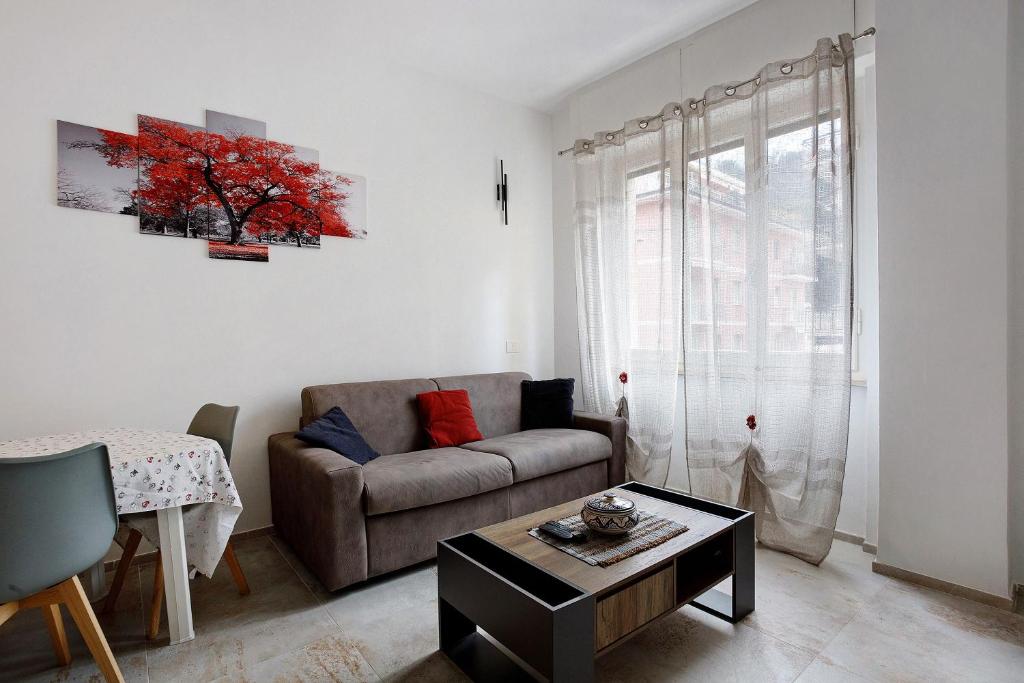 a living room with a couch and a table at Vivere Lerici con parcheggio in Lerici