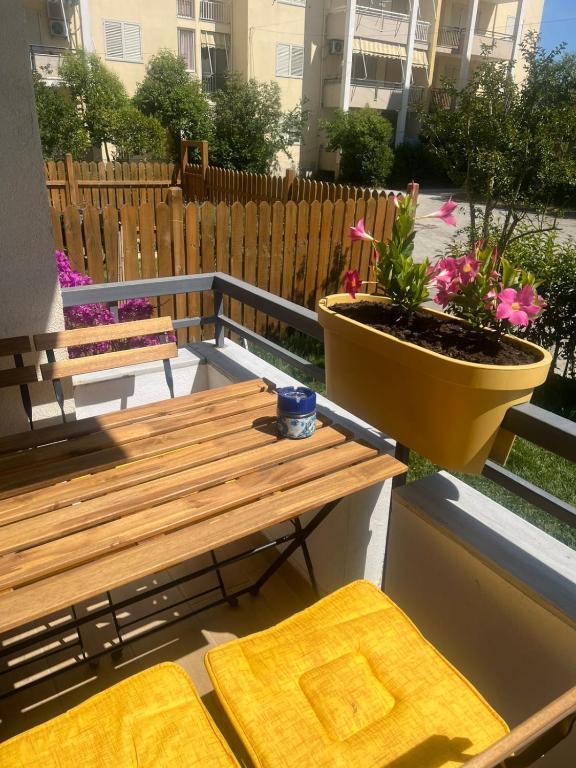 Golem, Triple E Apartment