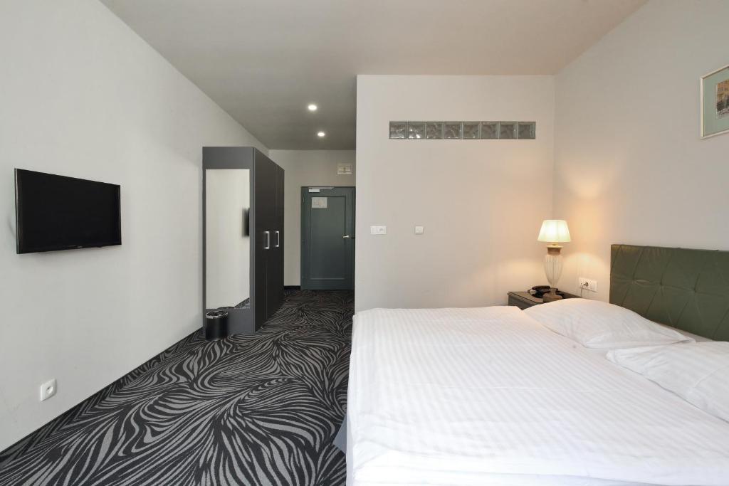 Carlsbad INN hotel & apartments - 4