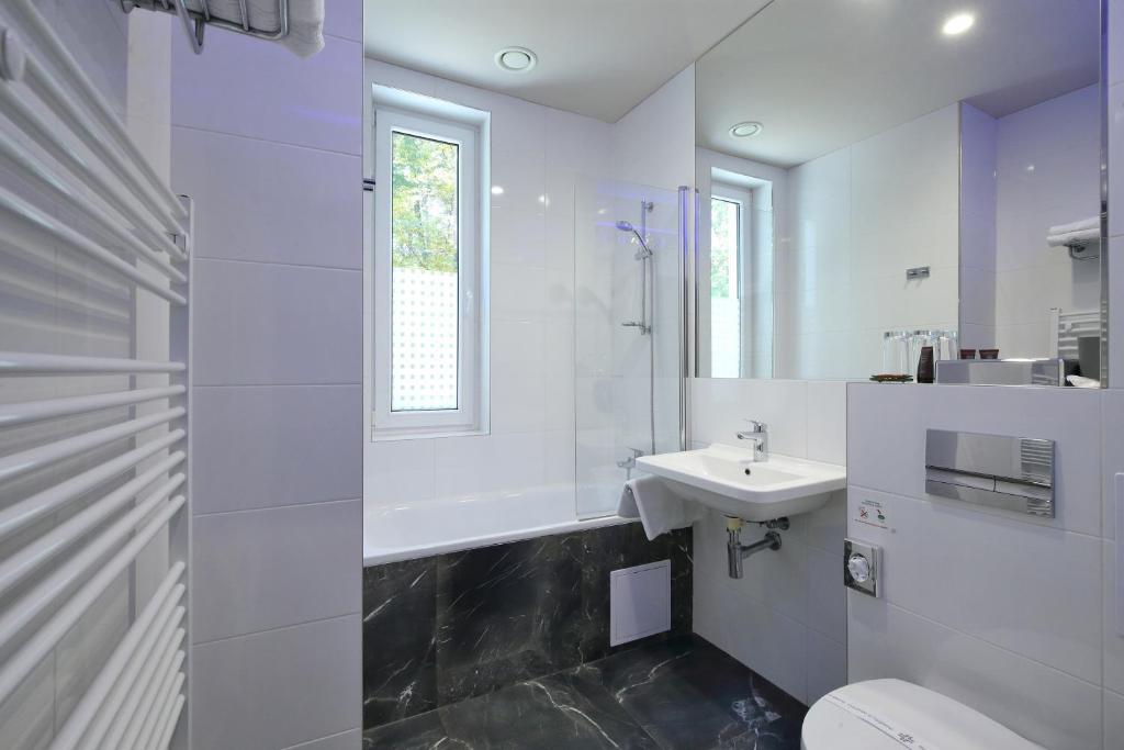 Carlsbad INN hotel & apartments - 6