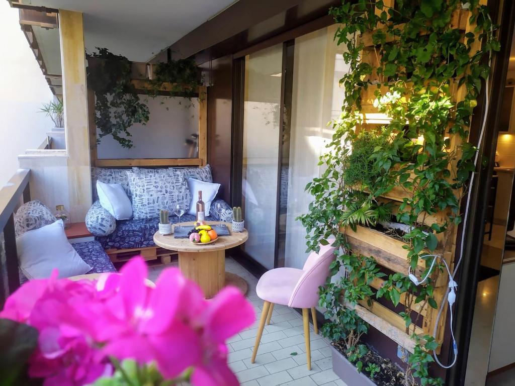 WeHost – Balcon Fleuri, Centre-ville & Carré d'Or / 3-4 pers.