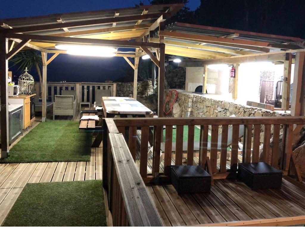 Chalet stella في أولميتو: سطح خشبي عليه طاولة ومقعد